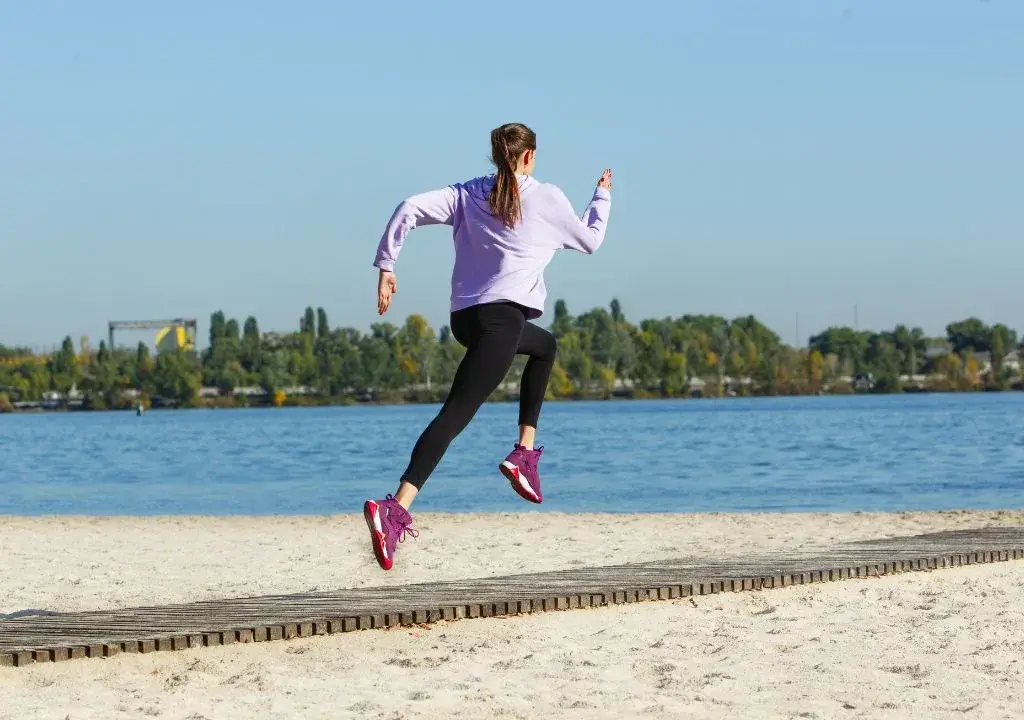 woman run with long stride length